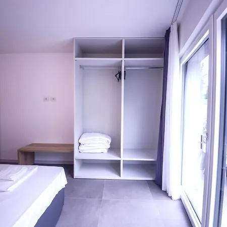 Garda Paradise - Private Garden & Balcony Apartment